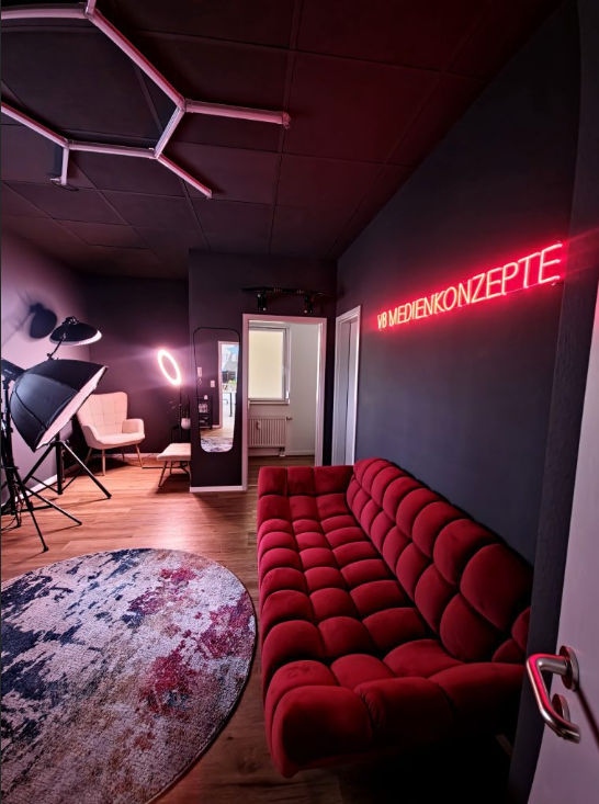 VB Medienkonzepte Studio – Casting Couch und Neon